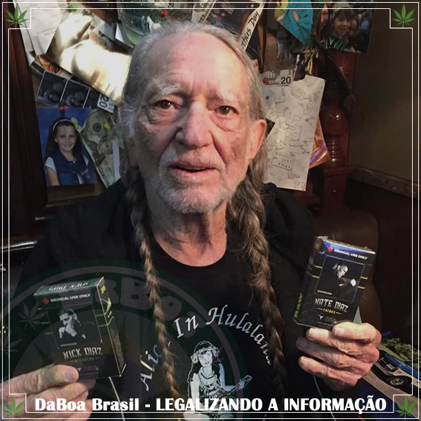 Willie Nelson com a marca de cigarros de maconha de Nick e Nate Diaz