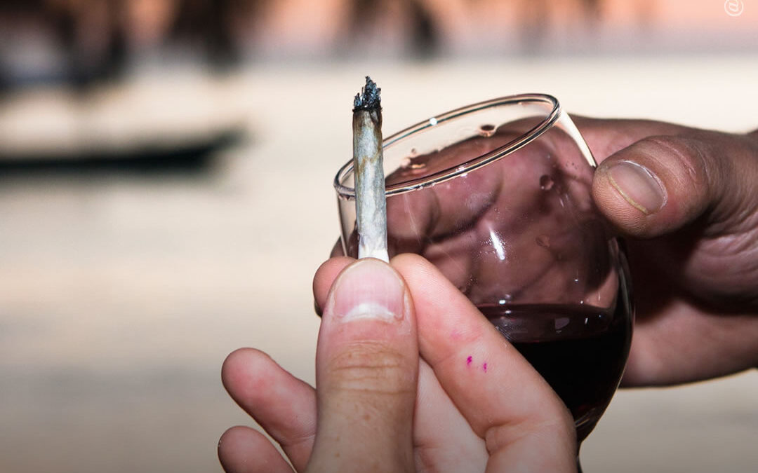 Maconha ajuda a reduzir hábitos prejudiciais do álcool, diz estudo