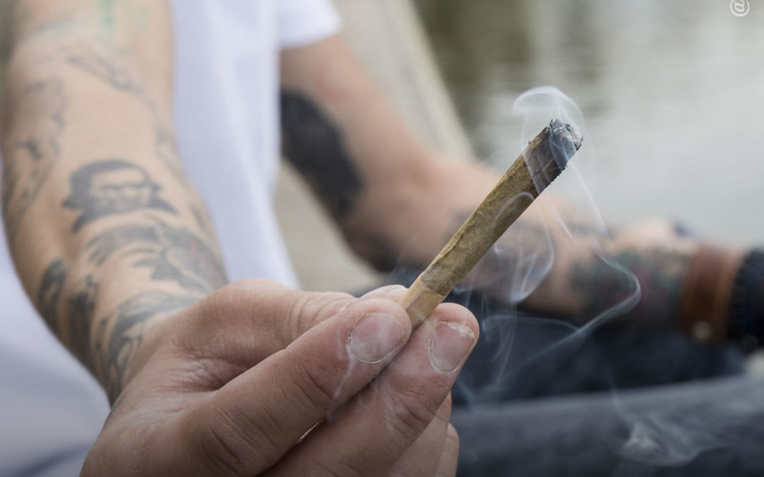 15% das pessoas em home office usam maconha enquanto trabalham, diz estudo