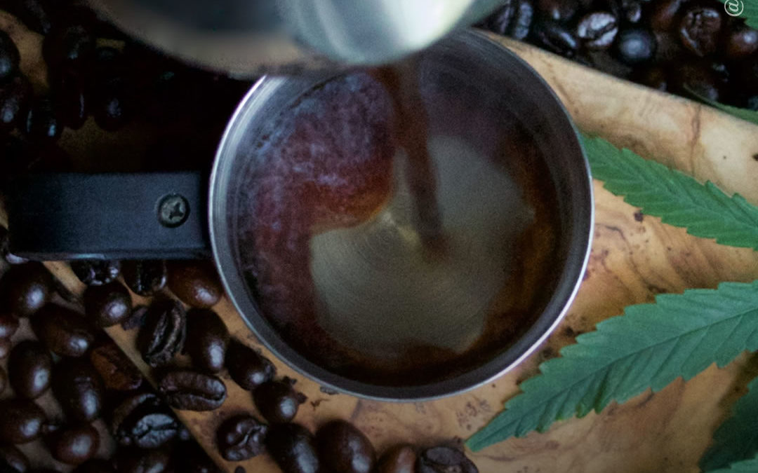 O que acontece quando você fuma maconha e bebe café?