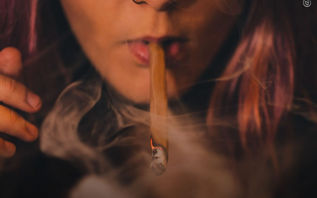 Jovens dos EUA trocam álcool por maconha em números recordes, diz estudo