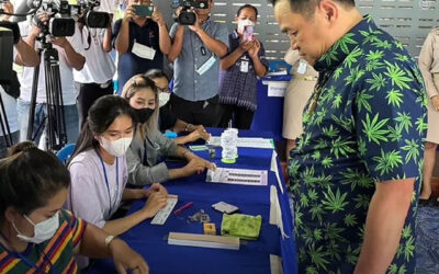 Tailândia: ministro da Saúde foi votar vestindo uma camiseta com folhas de maconha