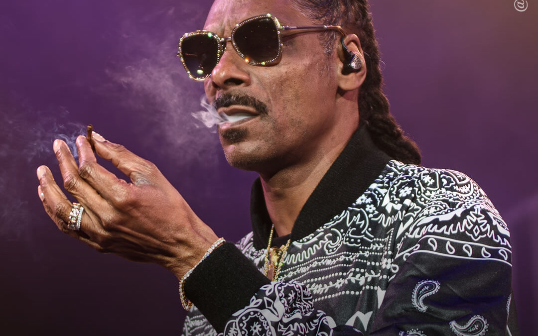 Snoop Dogg leva seu empreendimento de maconha ao mundo abrindo um coffeeshop em Amsterdã